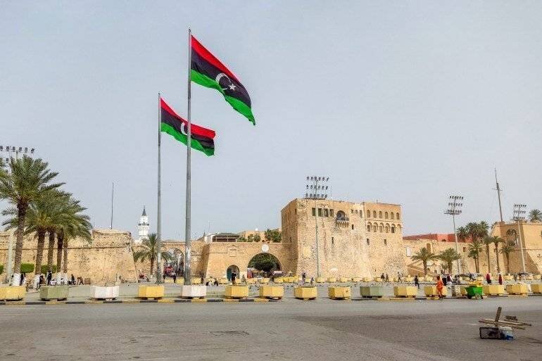 Deux drapeaux libyens sur la place des Martyrs à Tripoli