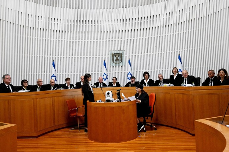 Présidente de la Cour suprême israélienne Esther Hayut et les juges lors d'une audience à Jérusalem, 12 septembre 2023