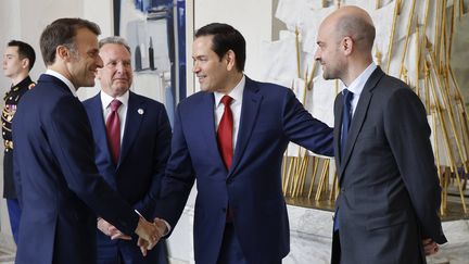 Emmanuel Macron accueille le secrétaire d'État américain Marco Rubio, l'envoyé spécial américain Steve Witkoff, et le ministre français des Affaires étrangères Jean-Noël Barrot à l'Élysée, le 17 avril 2025.