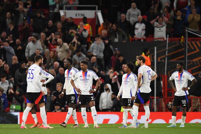 Les joueurs de Lyon après avoir concédé leur cinquième but lors du match retour des quarts de finale de l’UEFA Europa League entre Manchester United et Lyon au stade Old Trafford de Manchester, le 17 avril 2025.