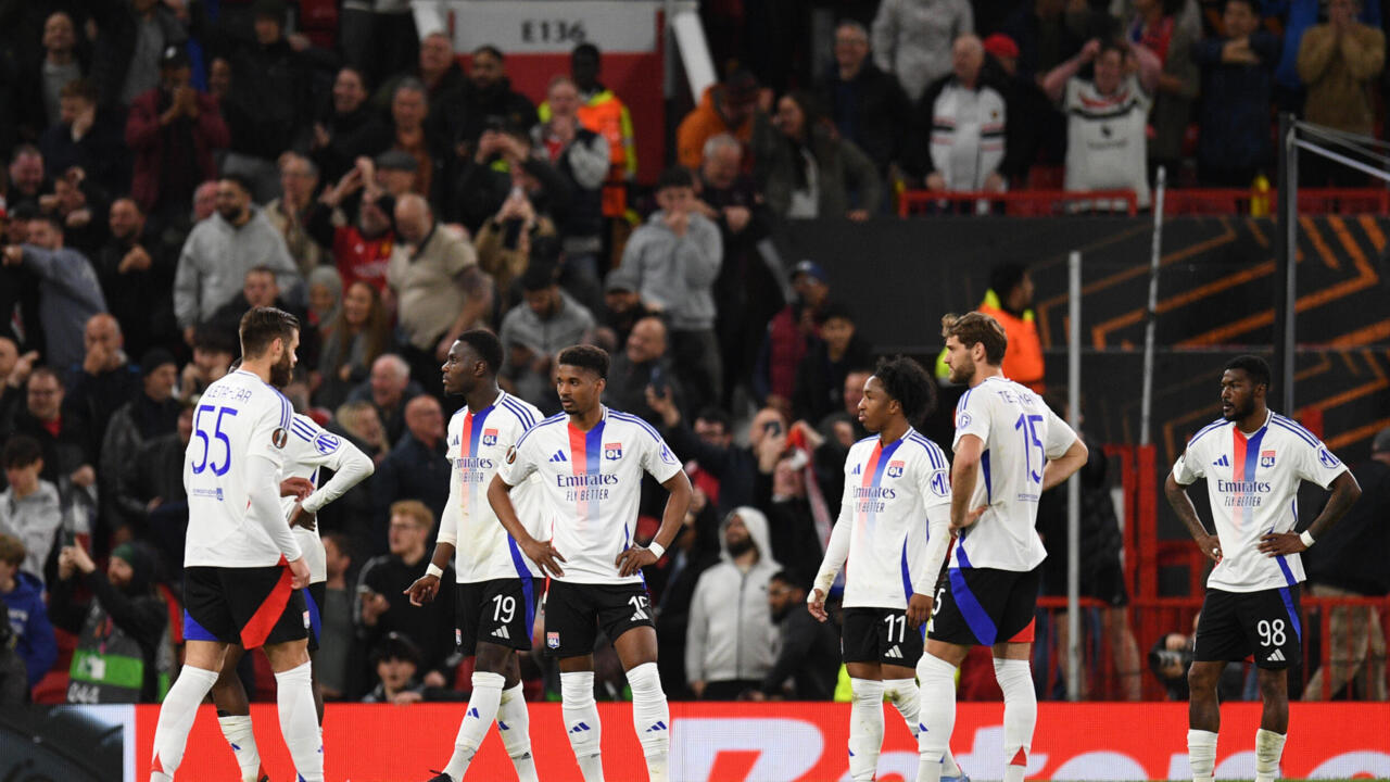 Le désarroi des Lyonnais, éliminés de la Ligue Europa au bout du suspense par Manchester United, le 17 avril 2025 à Old Trafford.