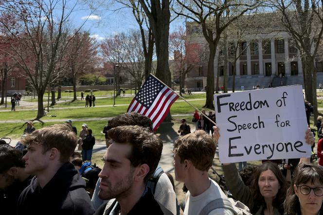 Manifestation d’étudiants, de professeurs et de membres de l’université Harvard, à Cambridge (Massachusetts), le 17 avril 2025.