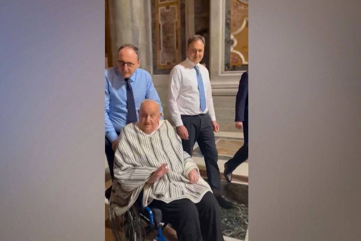 Le pape François en fauteuil roulant dans le Petersdom, portant un poncho et une joggings, lors d'une apparition surprise
