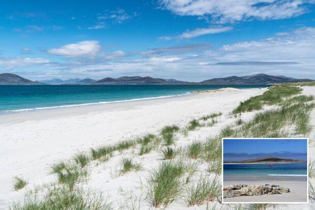 Plage de sable blanc avec eau turquoise et herbe verte sous un ciel bleu, et bateau de pêche rouge près de l'île de Berneray