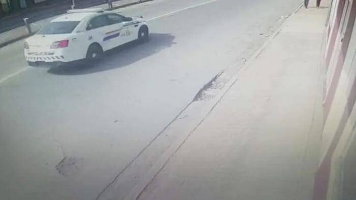 Réplique du véhicule de police du tireur capturée par une caméra de sécurité à Truro.