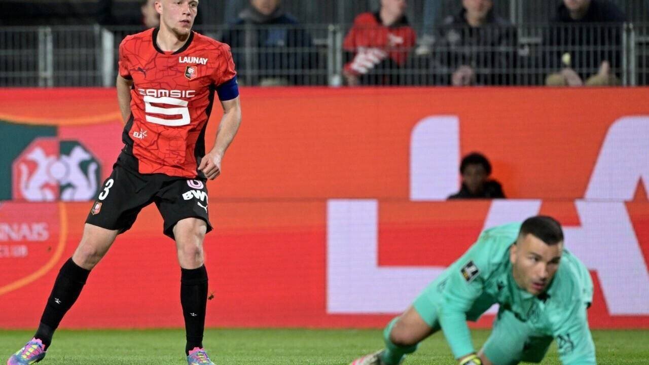 Le capitaine Adrien Truffert vient de battre Anthony Lopes pour l'ouverture du score rennaise face à Nantes au Roazhon Park, le 18 avril 2025