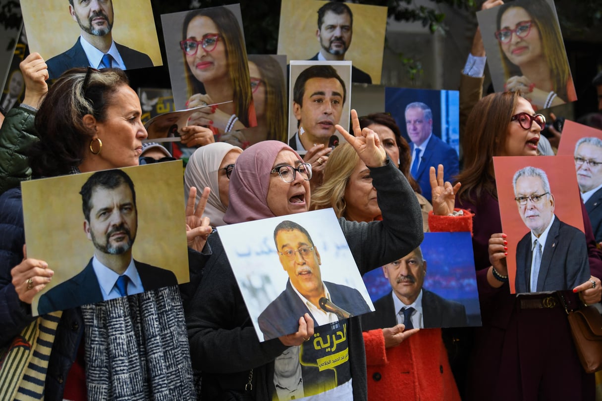 Des parents de détenus accusés d’être impliqués dans une affaire de complot contre la sûreté de l’État se réunissent devant le tribunal de Tunis, le 4 mars 2025. © FETHI BELAID / AFP