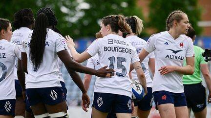 Les Françaises autour de Morgane Bourgeois, en possession du ballon, lors du match du Tournoi des six nations contre l'Italie à Parme, le 18 avril 2025. (FILIPPO MONTEFORTE / AFP)