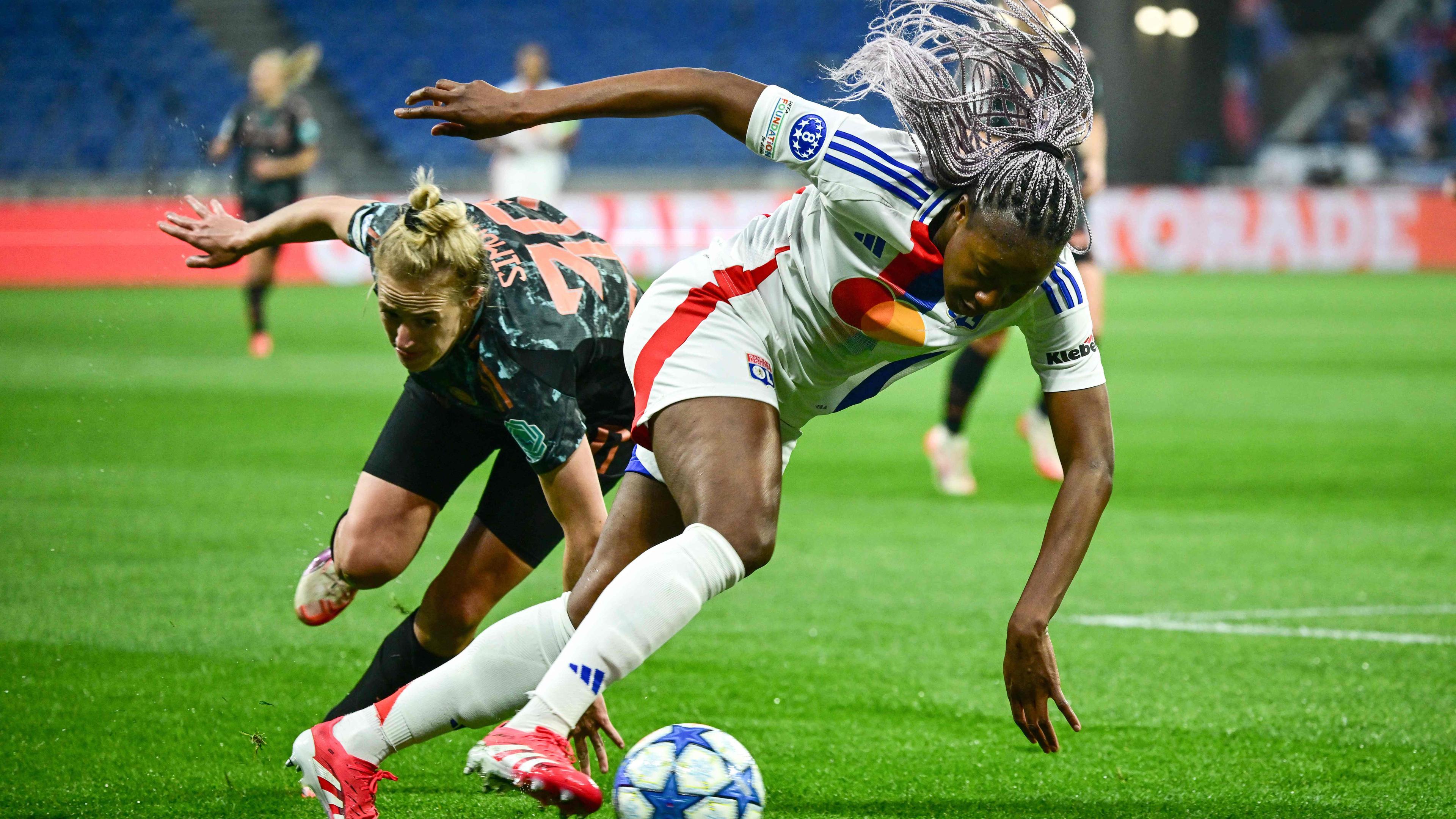 Kadidiatou Diani dribble une joueuse d'Arsenal