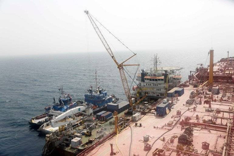 La plateforme flottante Safer au port de Ras Issa, Yémen