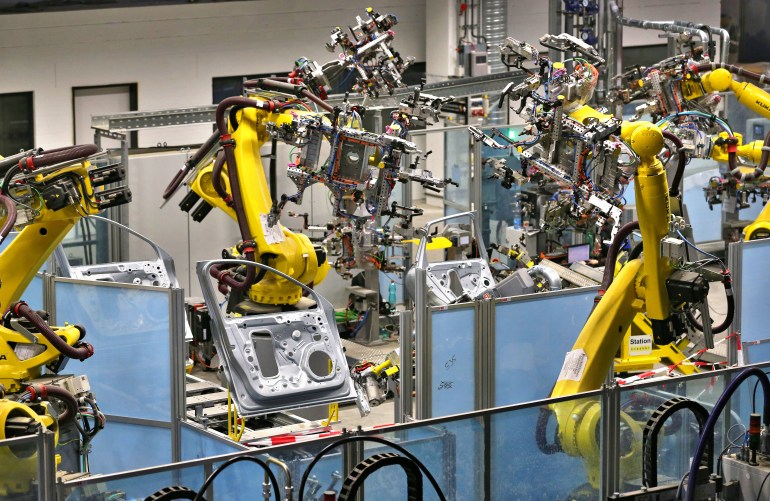 Vue des robots de production dans une usine Porsche en Allemagne