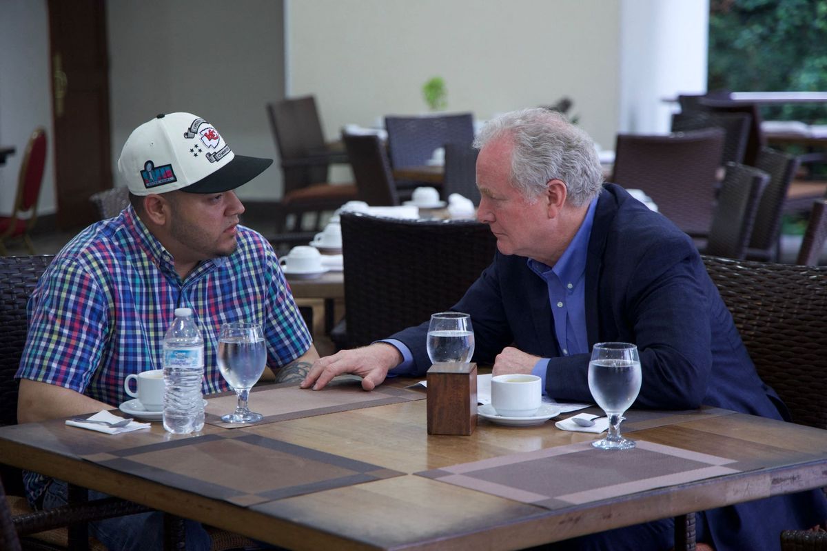 Le sénateur américain Chris Van Hollen rencontre Kilmar Abrego Garcia, migrant salvadorien, dans un hôtel à San Salvador