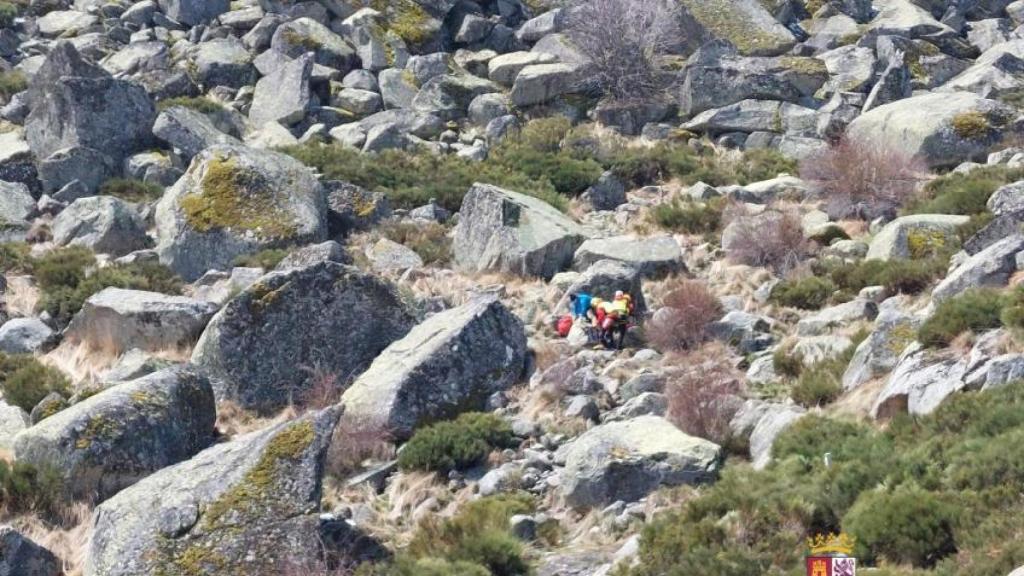 Randonneuse secourue par hélicoptère dans une zone difficile d'accès à la Laguna del Duque