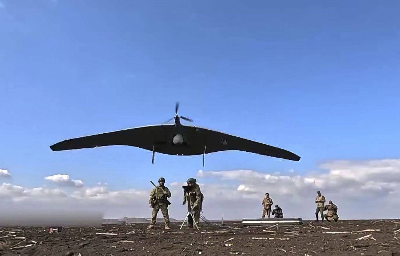 Des soldats russes lançant un drone de renseignement Supercam vers des positions ukrainiennes en Ukraine