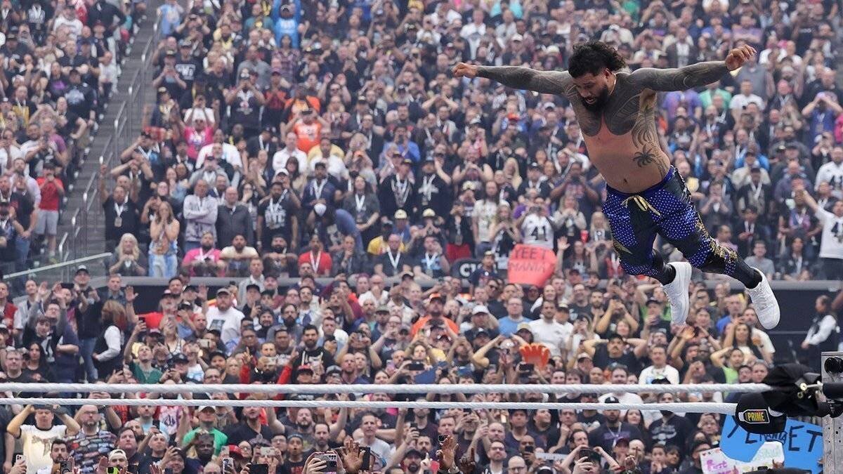 Jey Uso saute des cordes lors du championnat poids lourd à WrestleMania 41