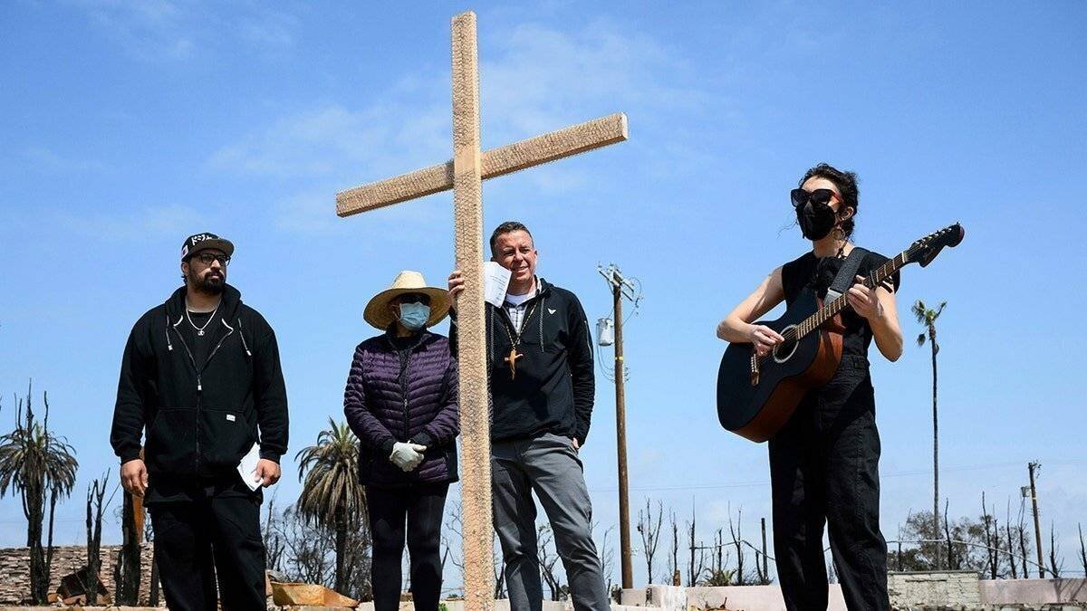 Carli Wright joue de la musique durant la prière