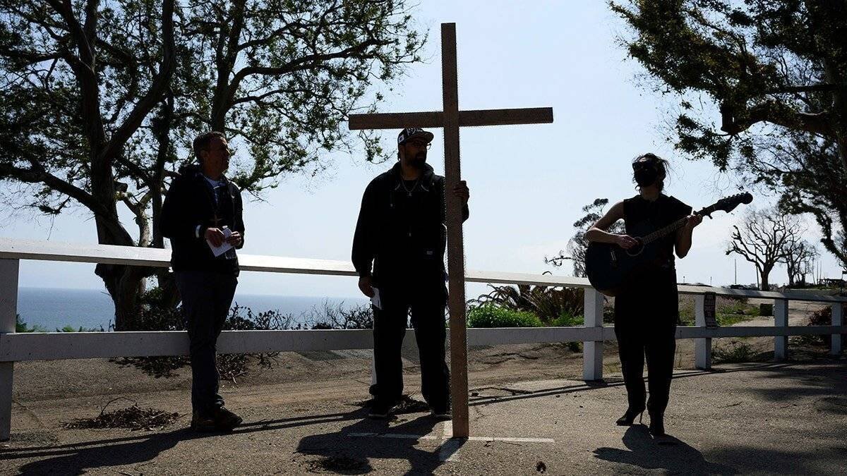 La croix portée lors de la procession
