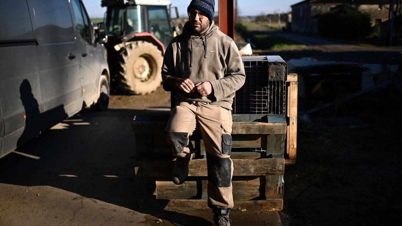 Jérôme Caze dans sa ferme de Meilhan-sur-Garonne, dans le Lot-et-Garonne, le 23 janvier 2025