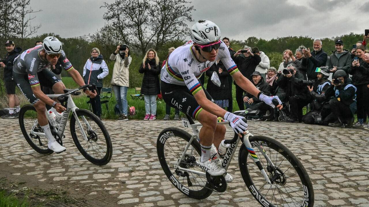 Le Slovène Tadej Pogacar (droite) roule devant le Néerlandais Mathieu van der Poel lors de Paris-Roubaix, le 13 avril 2025
