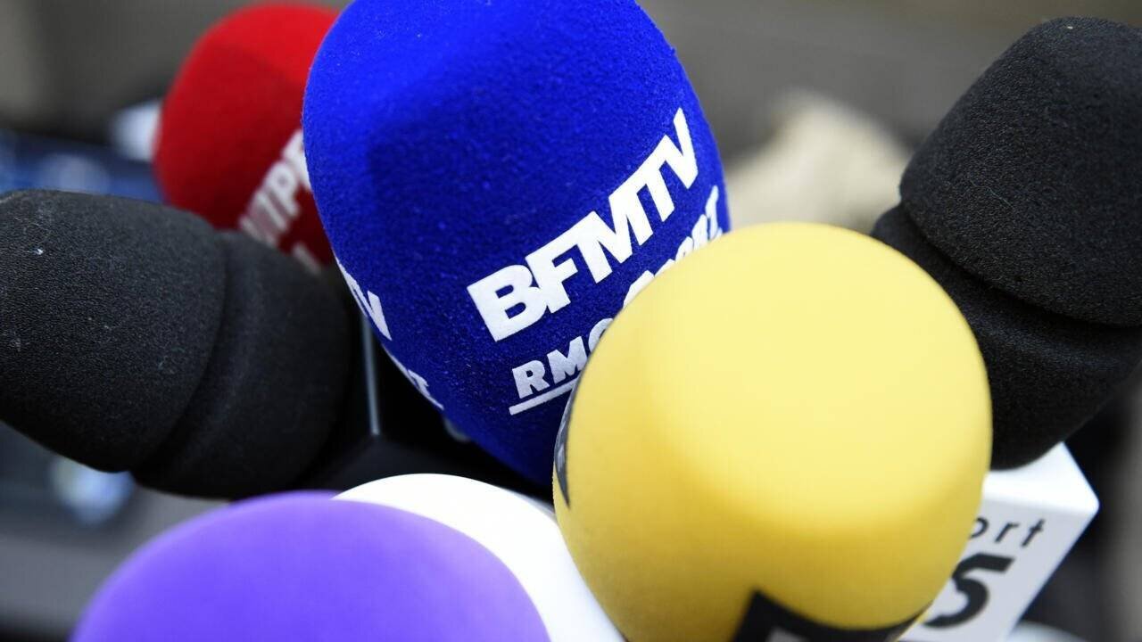 Les interviews des personnalités politiques, rendez-vous médiatiques indispensables pour délivrer son message ou se faire connaître, s'apparentent à une course au quotidien pour les matinales radio et télévision