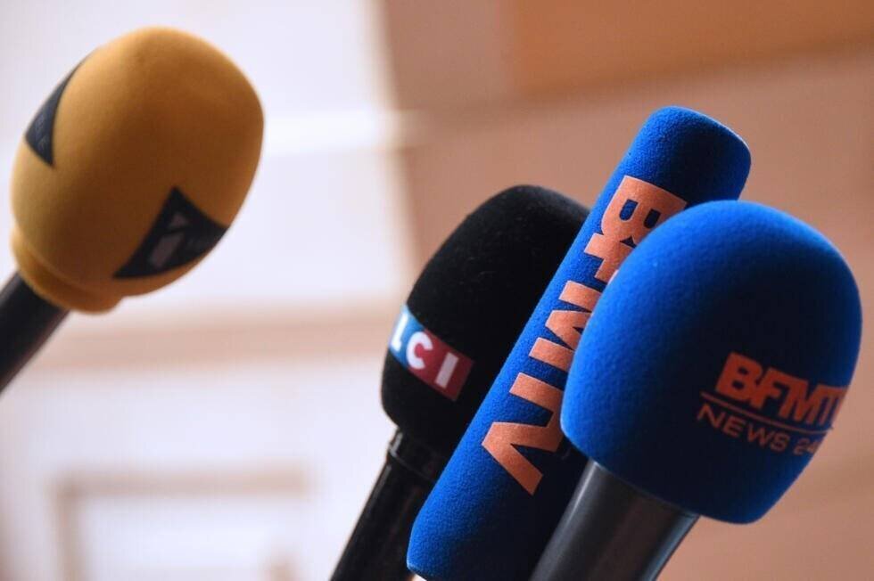 La liste des invités doit aussi respecter les règles de l’Arcom. Le régulateur de l'audiovisuel impose, hors période électorale, de donner la parole un tiers du temps à l'exécutif et les deux tiers restants aux partis politiques selon leur représentativité