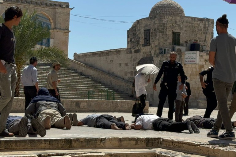 Colons effectuant des rituels talmudiques à la Mosquée Al-Aqsa