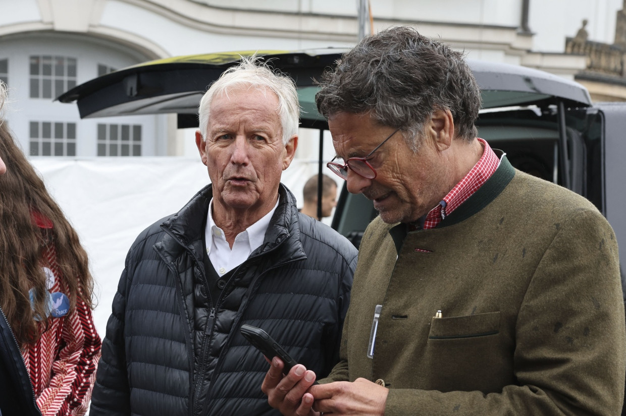 Jürgen Fliege et Dieter Dehm lors de la marche de paix