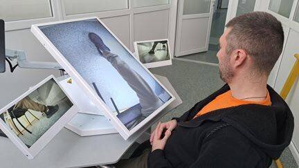 Artem Yavtoshenko soigne les douleurs fantômes de sa jambe amputée avec l'appareil de la société française Dessintey. (GILLES GALLINARO / RADIO FRANCE)