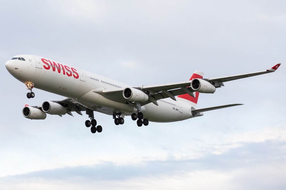 Un Airbus A340 de Swiss International Airlines atterrissant à l'aéroport de Londres Heathrow