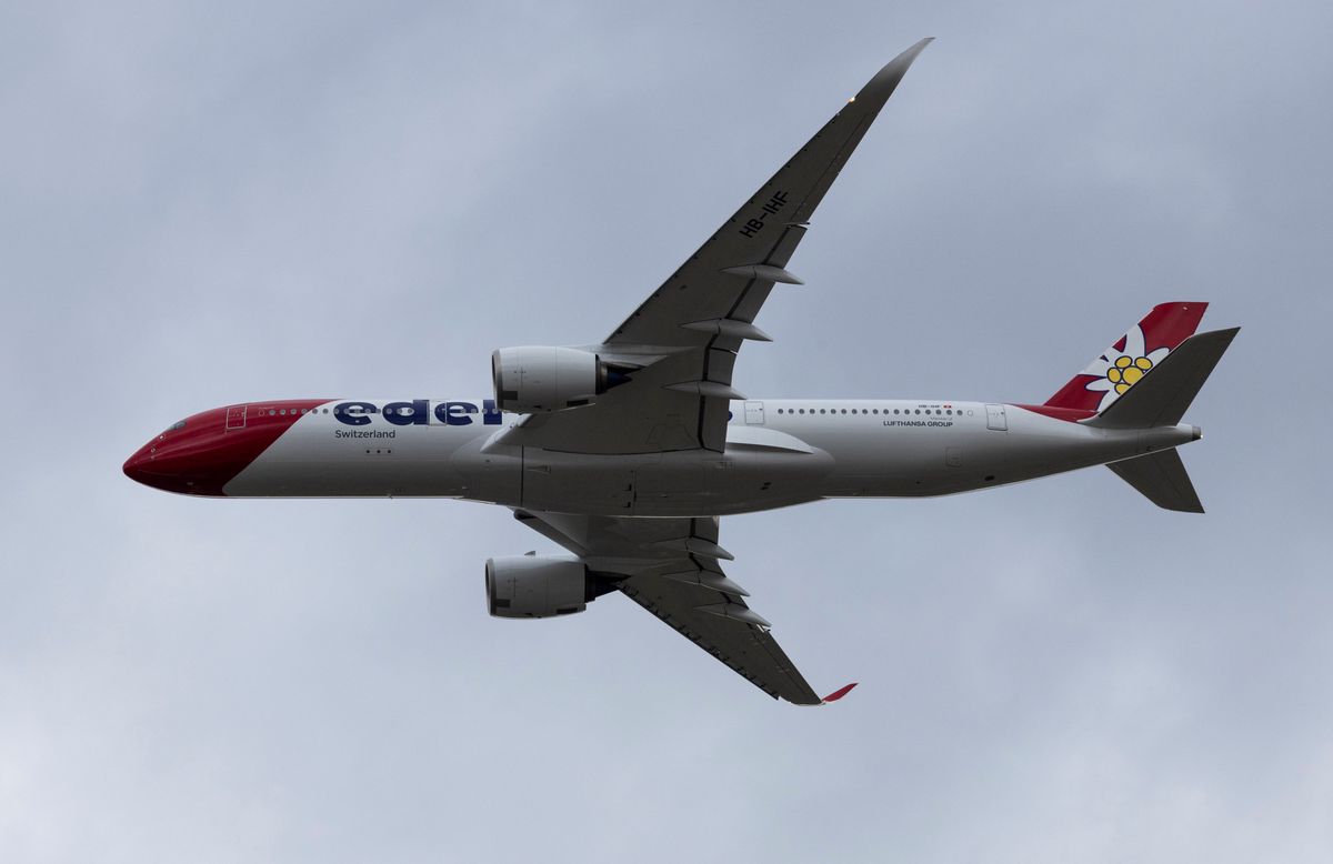 Un Airbus A350-900 d'Edelweiss en vol, photographié lors d'une cérémonie d'accueil en mars 2025