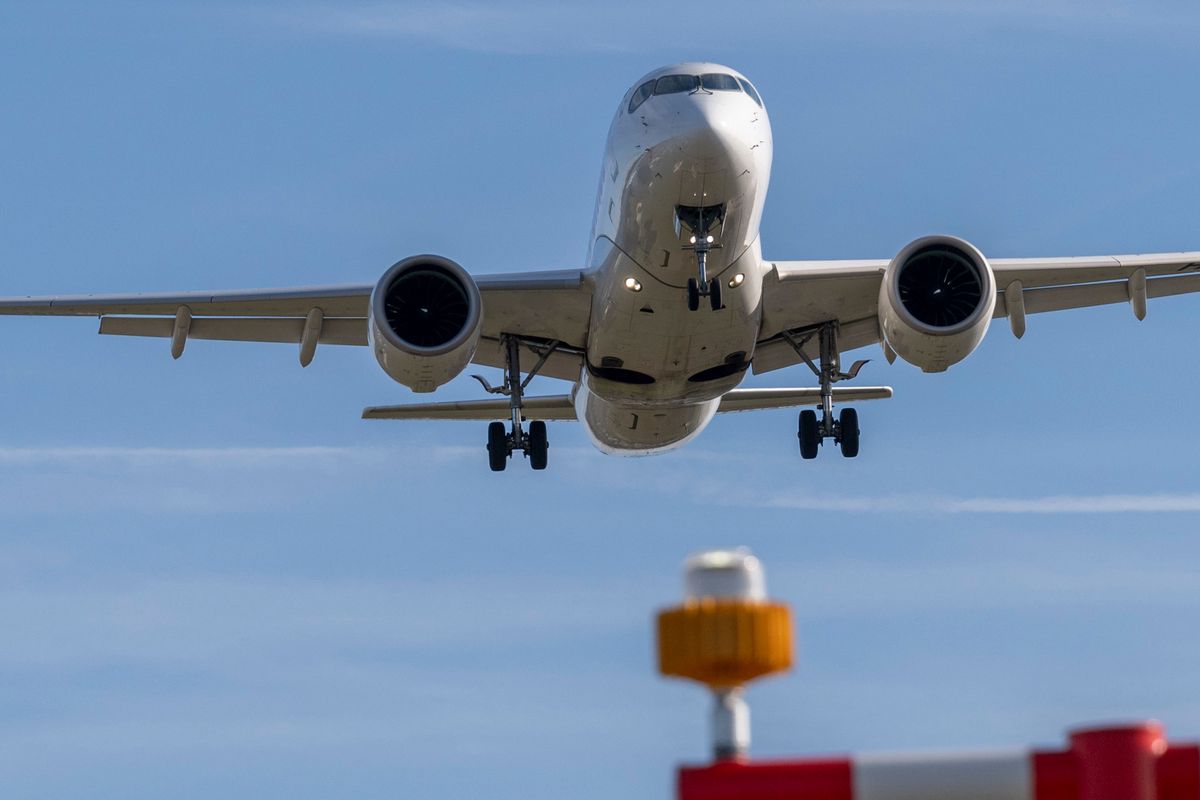 Une Bombardier A220-100 de Swiss atterrissant à Zurich Kloten
