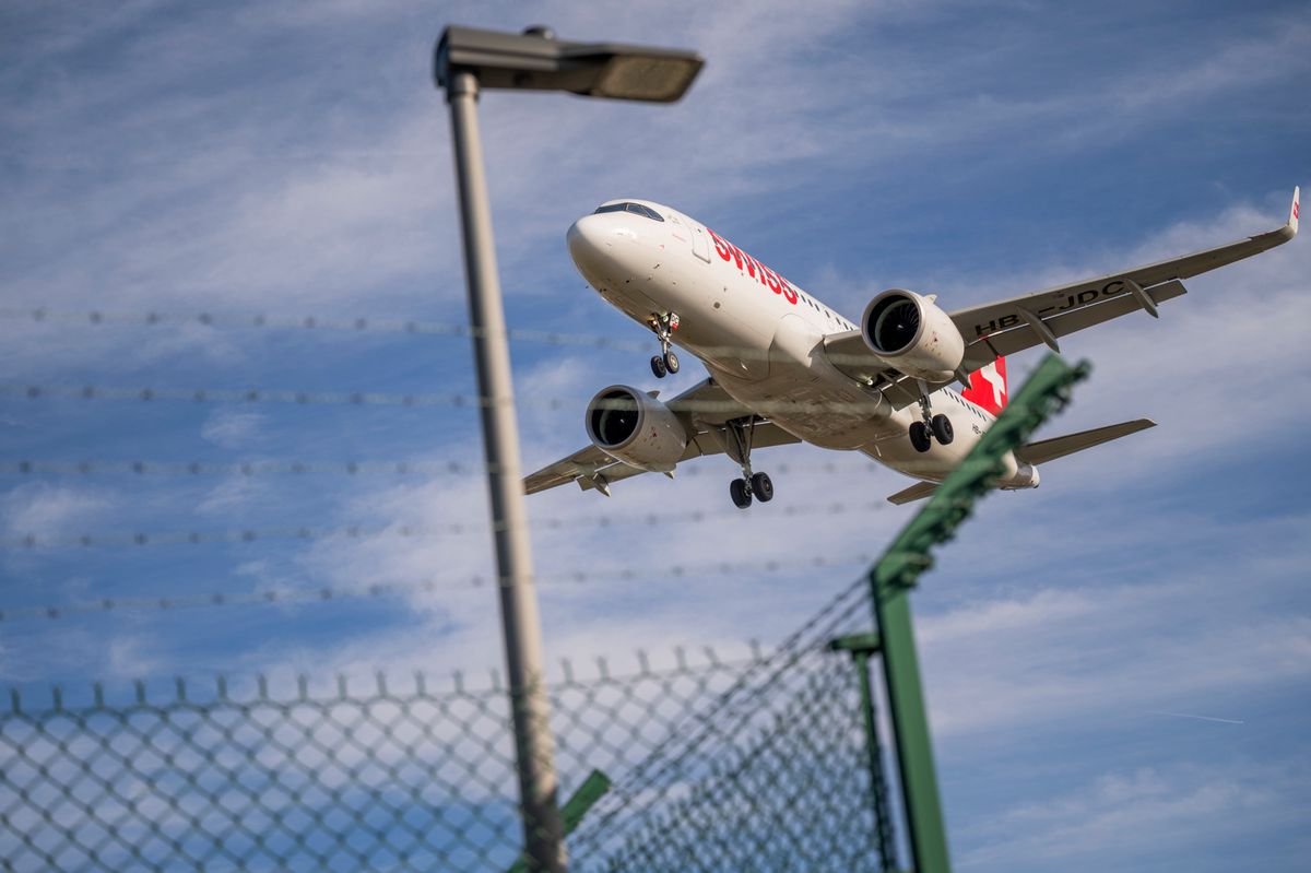 Un Airbus A320 NEO de Swiss atterrissant à Zurich Kloten