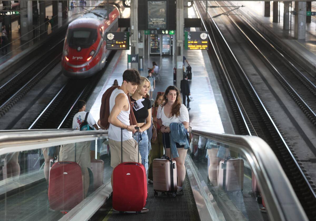 Jeunes à la gare AVE de Córdoba