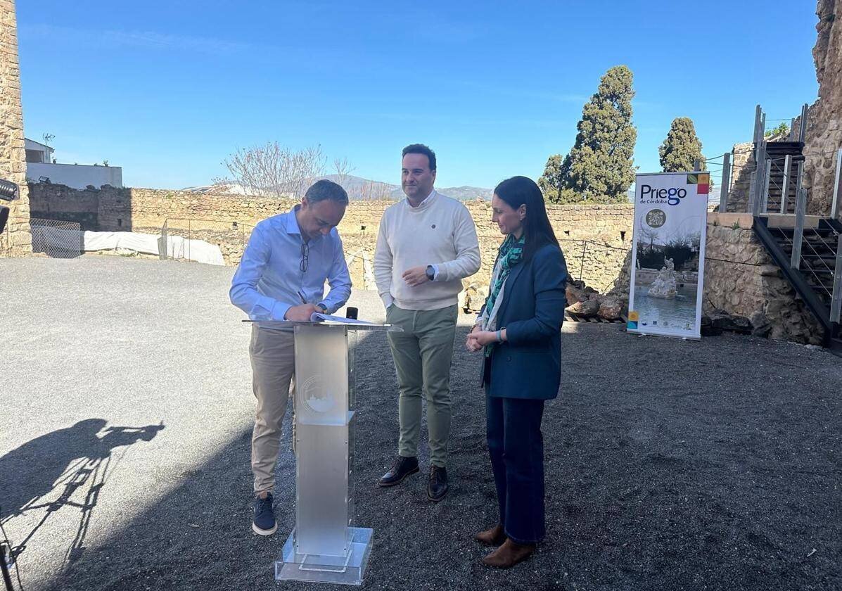 Le maire au Château lors de la signature du contrat de réhabilitation