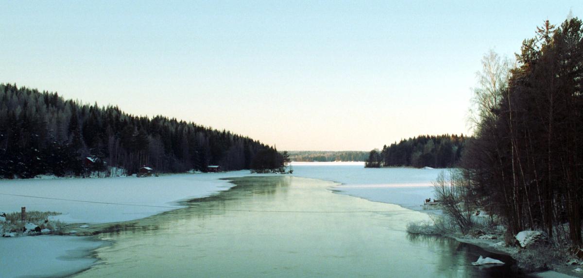 Paysage hivernal enneigé près de Tampere en Finlande