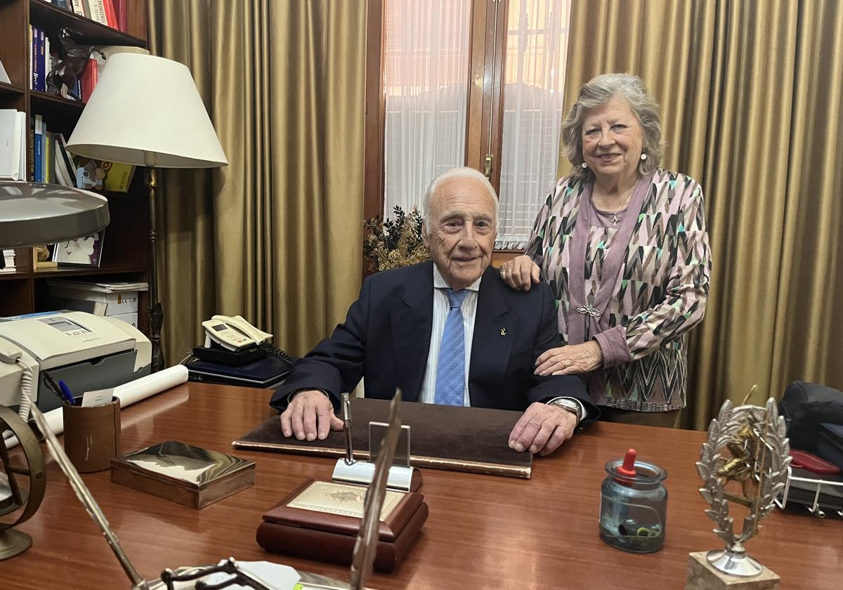 Don Casto et son épouse Aurora dans leur cabinet de consultation