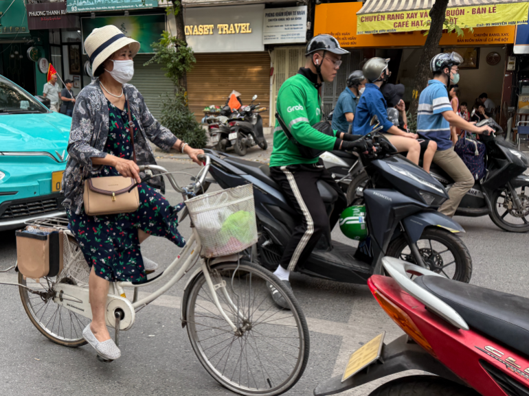 Cyclomoteurs et motos omniprésents dans les rues de Hanoï au Vietnam