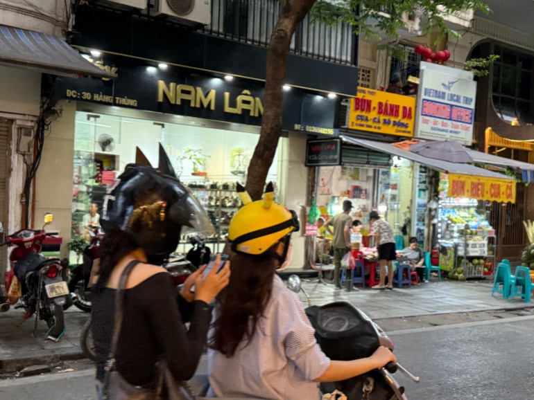 Casques de moto colorés dans les rues de Hanoï