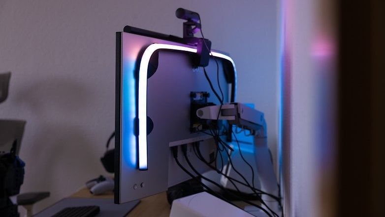 Un écran avec éclairage Philips Hue et bandes LED colorées