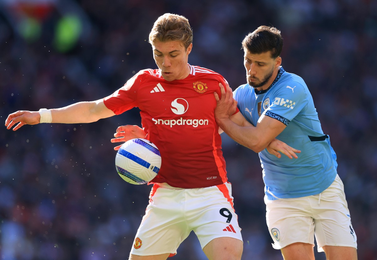 Rasmus Hojlund en action pour Man United contre Man City