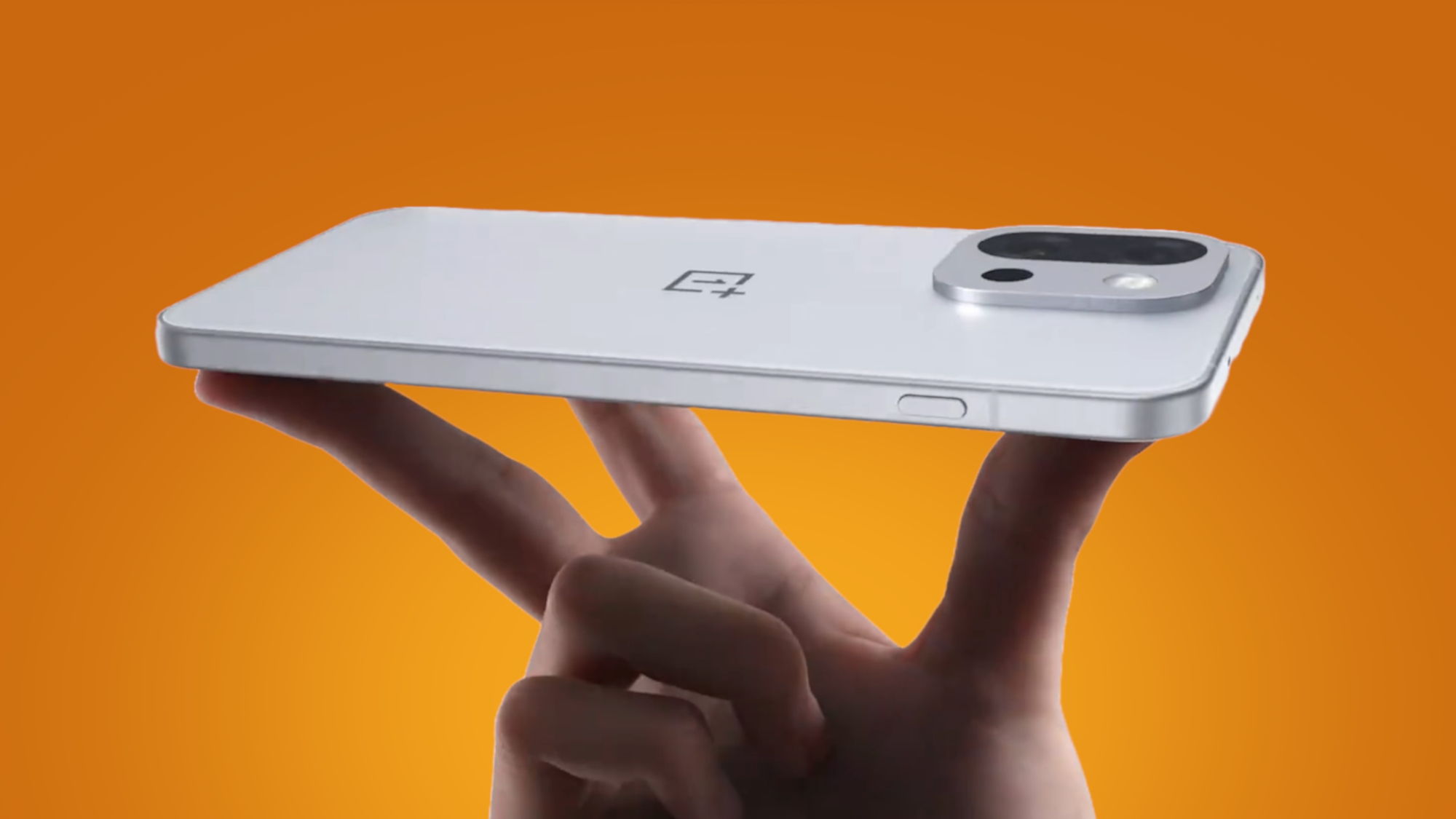 Le OnePlus 13T tenu en main sur fond orange