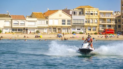 Une secouriste près de la plage de Palavas-les-Flots (Hérault), le 10 juillet 2023. (ERIC BERACASSAT / HANS LUCAS / AFP)