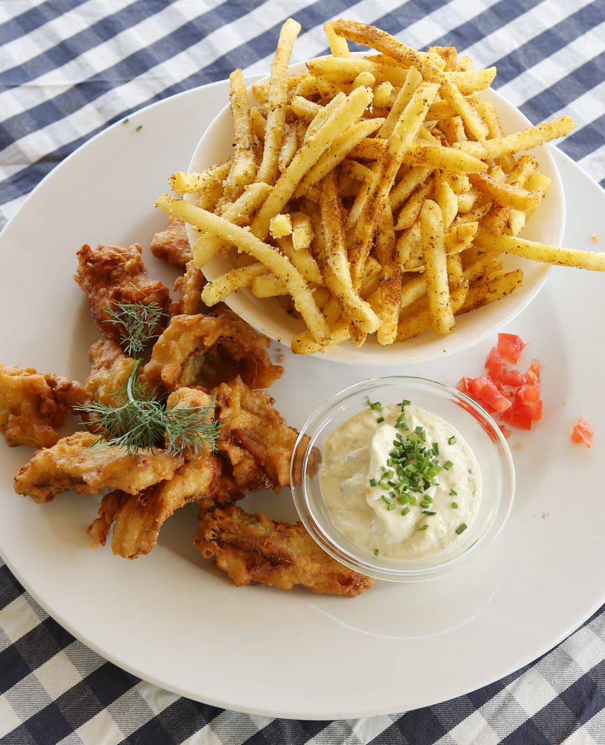 Fischknusperli mit Tartarsauce und Trüffel-Pommes Frites, présenté sur une assiette