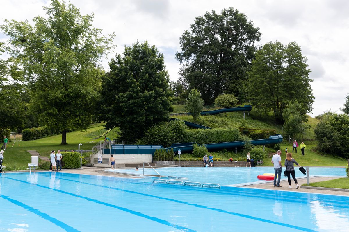 Piscine Eichbüel rénovée avec toboggan aquatique et arbres autour