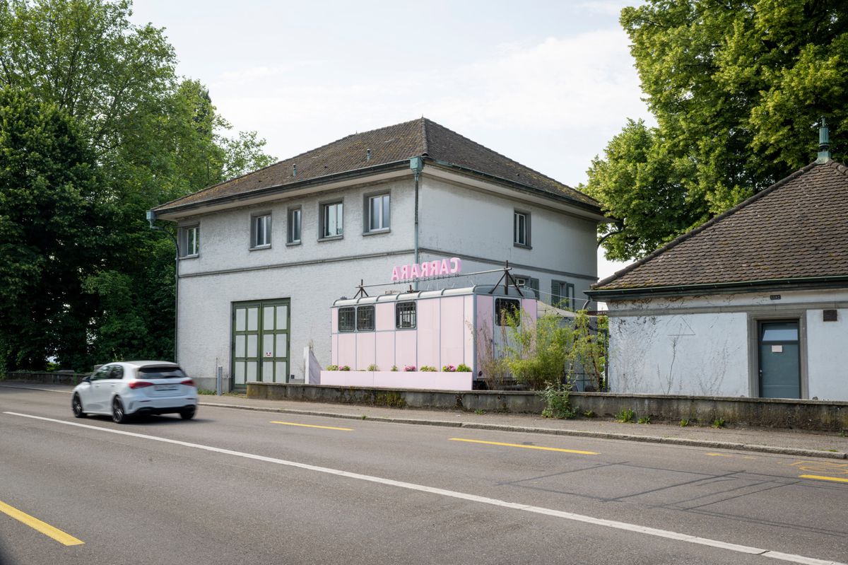 Foodtruck rose Carrara de Jérémie Crettol au Meilemer Horn devant un bâtiment