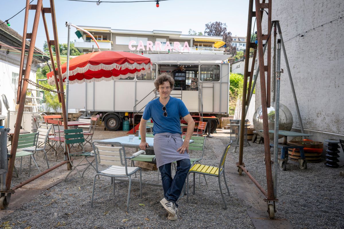 Jérémie Crettol devant son foodtruck Carrara au Meilemer Horn avec tables colorées