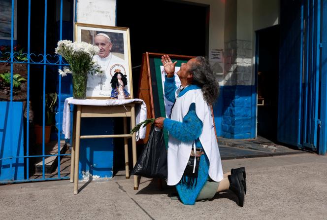 À l’extérieur de la chapelle Virgen de Caacupe, après l’annonce de la mort du pape François par le Vatican, à Buenos Aires, le 21 avril 2025.