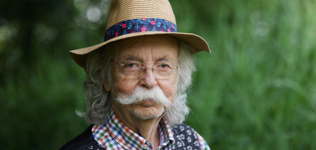 Jean Pütz, journaliste scientifique et animateur télévision, dans son jardin.