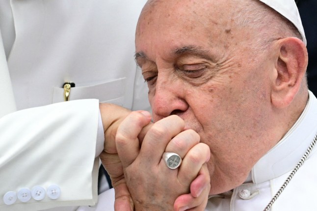 Le pape François saluant le Grand Imam Nasaruddin Umar lors d'une rencontre interreligieuse à Jakarta, septembre 2024