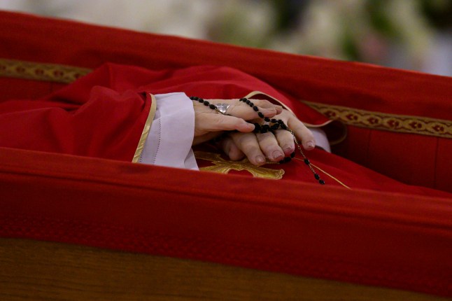 Le pape François dans son cercueil ouvert lors de la confirmation officielle de son décès au Vatican